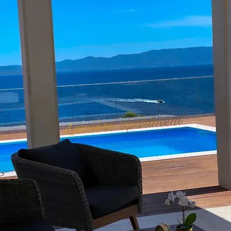 Seaview Pool Apartment-lumiere, Island Hvar-gdinj *