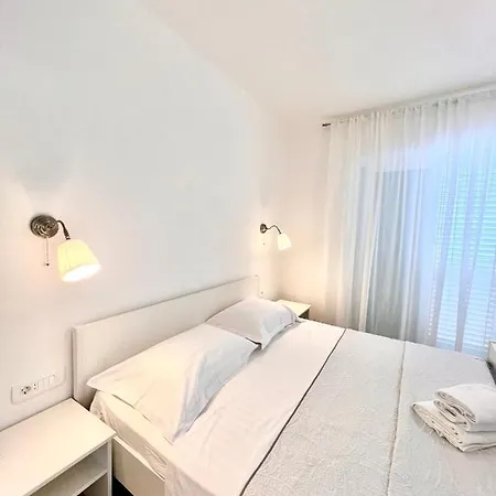 Seaview Pool Apartment-lumiere, Island Hvar-gdinj