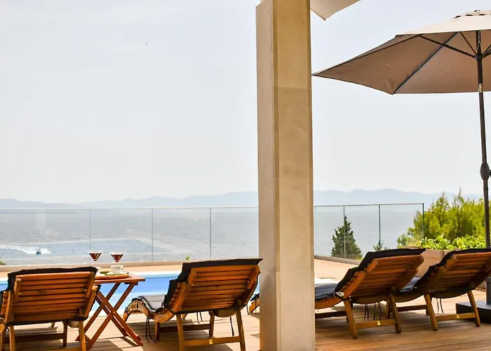 Seaview Pool Apartment-lumiere, Island Hvar-gdinj