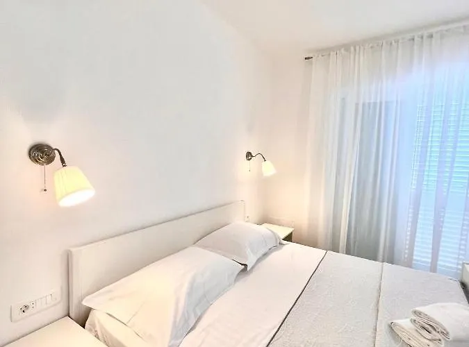 Seaview Pool Apartment-lumiere, Island Hvar-gdinj